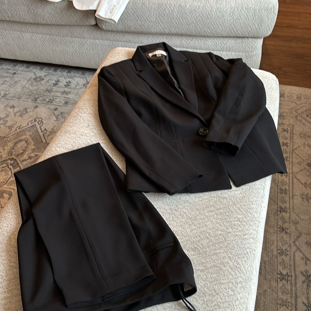 Very nice ladies pantsuit from Belk. Size 8
Worn once or twice. Jacket is lined.